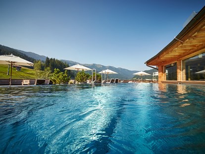 Naturhotel - Pool mit Blick in die Berge - Holzhotel Forsthofalm