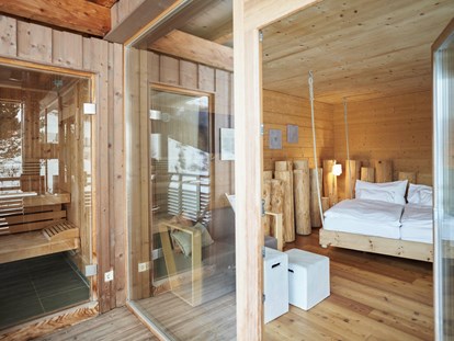 Naturhotel - Suite aus Mondholz mit privater Sauna auf dem Balkon - Holzhotel Forsthofalm