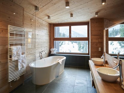 Naturhotel - Badezimmer in der Secret Forest Suite - Holzhotel Forsthofalm