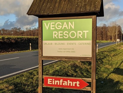 Naturhotel - Bio-Anteil: 100% Bio - Einfahrt von der Landstrasse 20 - Vegan Resort